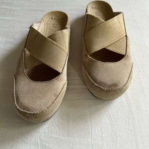Crocs Edie Croslite Tan Suede Slip On Mule Sandals 15489 Size 9